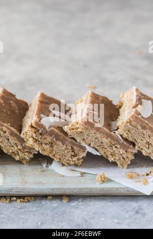 Gesunde Protein-Müsliriegel mit Flapjack. Snack für Yoga, Fitness und Sport, Fitness-Bar, Diät-Konzept Stockfoto