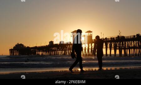 Oceanside, California USA - 16 Feb 2020: Surfer Silhouette, pazifik Strand am Abend, Wasserwellen und Sonnenuntergang. Tropische Küste, Waterfront vac Stockfoto