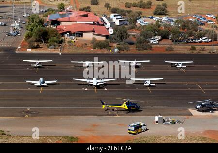 Luftaufnahme des Flughafens Connellan, aufgenommen von einem Hubschrauber, der von einem Rundflug über den Nationalpark Uluṟu-Kata Tjuṯa zurückkehrt Stockfoto