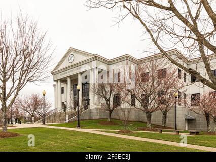 HENDERSONVILLE, NC, USA--23 MÄRZ 2021: Das Henderson County, NC Courthouse, an einem frühen Frühlingstag. Stockfoto