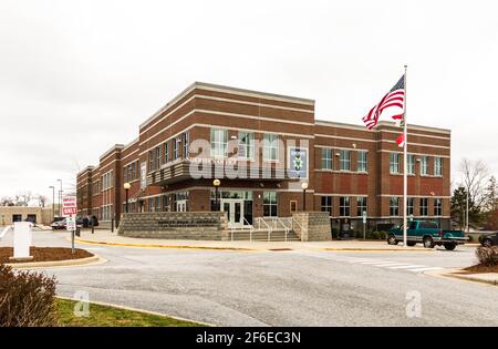 HENDERSONVILLE, NC, USA--23 MÄRZ 2021: Das Henderson County, NC Sheriff's Office Building. Stockfoto