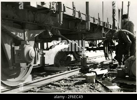 Banwork nach dem Wiederanfahren des Zuges 93, des Nordarms, auf der Strecke zwischen Simeå und Unterwache in 1956-03-27. Stockfoto