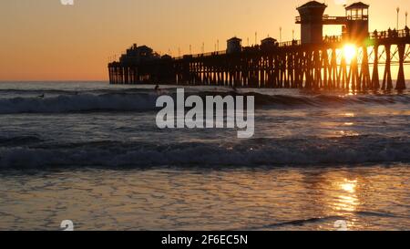 Oceanside, California USA - 16 Feb 2020: Surfer Silhouette, pazifik Strand am Abend, Wasserwellen und Sonnenuntergang. Tropische Küste, Waterfront vac Stockfoto