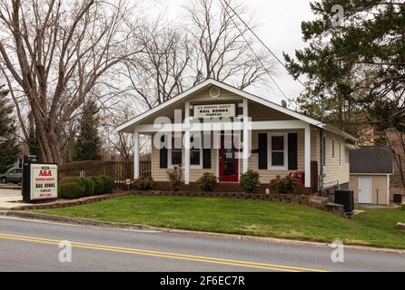 HENDERSONVILLE, NC, USA--23 MÄRZ 2021: AandA Bonding Agency. Bail Bonds. Fianzas. Stockfoto