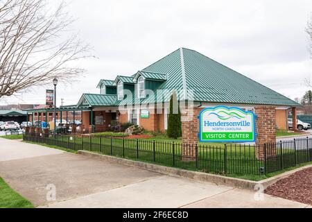 HENDERSONVILLE, NC, USA - 23. MÄRZ 2021: Das Hendersonville Visitor Center. Gepflegter, gepflegter Rasen. Stockfoto