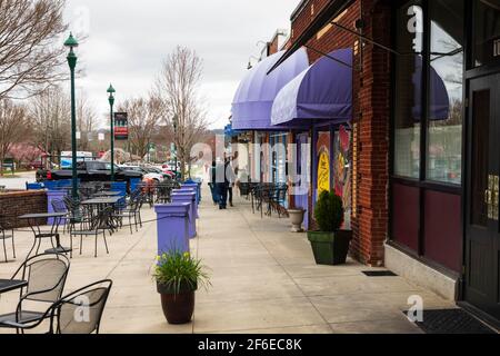 HENDERSONVILLE, NC, USA - 23. MÄRZ 2021: Hauptstraße in Hendersonville an einem frühen Frühlingstag, mit Geschäften und Restaurants geöffnet für Geschäfte. Stockfoto