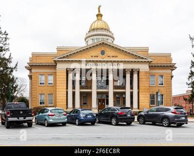 HENDERSONVILLE, NC, USA - 23. MÄRZ 2021: Das Henderson County Historic Courthouse and Heritage Museum. Stockfoto