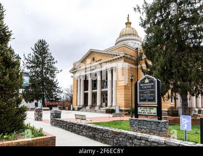 HENDERSONVILLE, NC, USA - 23. MÄRZ 2021: Das Henderson County Historic Courthouse and Heritage Museum. Stockfoto