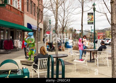 HENDERSONVILLE, NC, USA - 23. MÄRZ 2021: Hauptstraße in Hendersonville an einem Frühlingstag, mit Geschäften und Restaurants geöffnet für Geschäfte. Menschen. Stockfoto