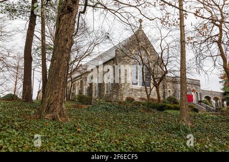 HENDERSONVILLE, NC, USA--23 MÄRZ 2021: Die St. James Episcopal Church, an der Main St. Stockfoto