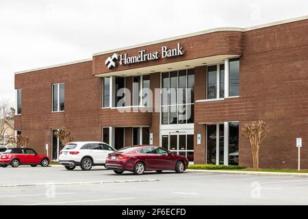 HENDERSONVILLE, NC, USA--23 MÄRZ 2021: Die Hometrust Bank in Hendersonville, mit Sitz in Asheville, NC. Stockfoto