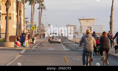 Oceanside, California USA - 8 Feb 2020: Menschen gehen, Uferpromenade, Strandpromenade in der Nähe des Pier. Ferien Ocean Beach Resort in der Nähe von Los an Stockfoto