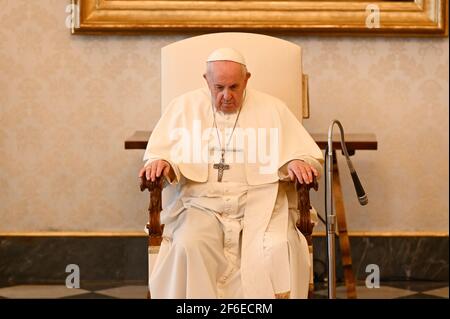 Rom, Italien. März 2021, 31st. 31. März 2021: Papst Franziskus bei der wöchentlichen Generalaudienz im Apostolischen Palast, nur FÜR REDAKTIONELLE VERWENDUNG im Vatikan. NICHT ZUM VERKAUF FÜR MARKETING- ODER WERBEKAMPAGNEN. Kredit: Unabhängige Fotoagentur/Alamy Live Nachrichten Stockfoto