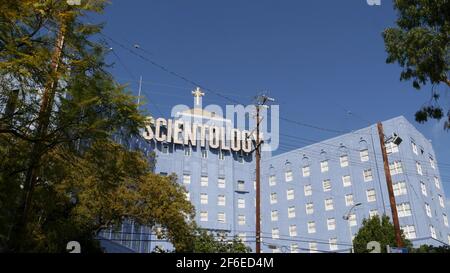 Los Angeles, Kalifornien USA - 24. Februar 2020: Außenansicht der Scientology-Kirche, Fassade eines blauen Gebäudes in der Nähe der American Saint Hill Organization in Hollywood. Stockfoto