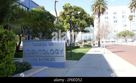 Los Angeles, Kalifornien USA - 24. Februar 2020: Außenansicht der Scientology-Kirche, Fassade eines blauen Gebäudes in der Nähe der American Saint Hill Organization in Hollywood. Stockfoto