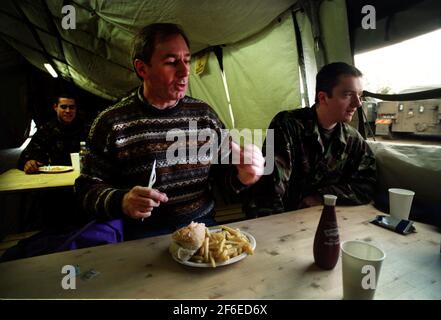 Staatssekretär für Verteidigung Geoff Hoon Dezember 1999having Mittagessen Mit den Royal Green Jackets in Pristina Kosovo Stockfoto