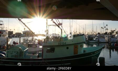 Oceanside, California USA - 26 Feb 2020: Hafendorf mit Fischerbooten und Yachten, pazifikküste Marina, Küste. Blaues nautisches Schiff f Stockfoto