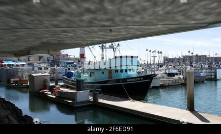 Oceanside, California USA - 26 Feb 2020: Hafendorf mit Fischerbooten und Yachten, pazifikküste Marina, Küste. Blaues nautisches Schiff f Stockfoto