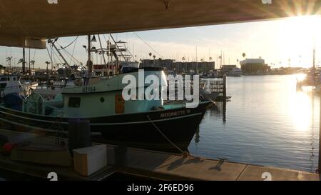 Oceanside, California USA - 26 Feb 2020: Hafendorf mit Fischerbooten und Yachten, pazifikküste Marina, Küste. Blaues nautisches Schiff f Stockfoto