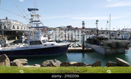 Oceanside, California USA - 26 Feb 2020: Hafendorf mit Fischerbooten und Yachten, pazifikküste Marina, Küste. Nautisches Schiff für Fi Stockfoto