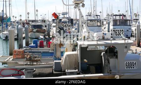 Oceanside, California USA - 26 Feb 2020: Hafendorf mit Fischerbooten und Yachten, pazifikküste Marina, Küste. Nautisches Schiff für Fi Stockfoto