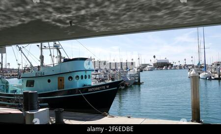 Oceanside, California USA - 26 Feb 2020: Hafendorf mit Fischerbooten und Yachten, pazifikküste Marina, Küste. Blaues nautisches Schiff f Stockfoto