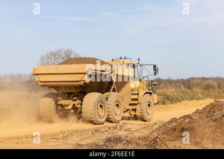 Bell B40D Knickarmwagen. Arbeiten bei Hanson aggregiert neuen Steinbruch entlang des Nene Valley zwischen Cogenhoe und Grendan Northamptonshire, Engalnd, Großbritannien. Stockfoto