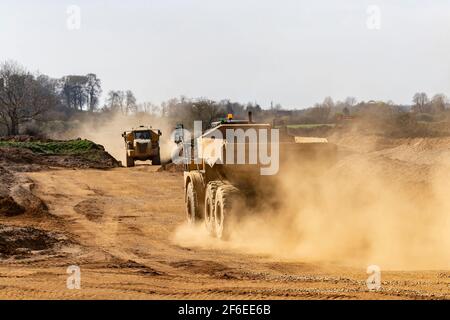 CAT 740B Knickarmwagen und Bell B40D Knickarmwagen arbeiten Bei Hanson aggregiert der neue Steinbruch entlang des Nene-Tals dazwischen Cogenhoe und Grendan Stockfoto