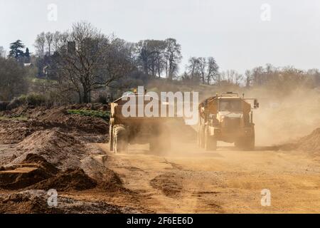 CAT 740B Knickarmwagen und Bell B40D Knickarmwagen arbeiten Bei Hanson aggregiert der neue Steinbruch entlang des Nene-Tals dazwischen Cogenhoe und Grendan Stockfoto