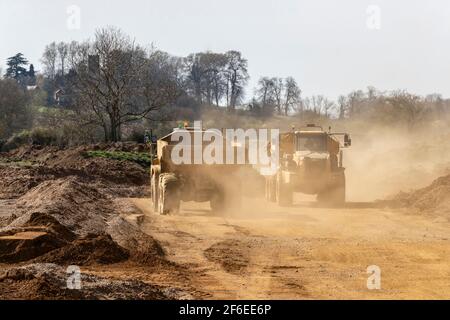 CAT 740B Knickarmwagen und Bell B40D Knickarmwagen arbeiten Bei Hanson aggregiert der neue Steinbruch entlang des Nene-Tals dazwischen Cogenhoe und Grendan Stockfoto