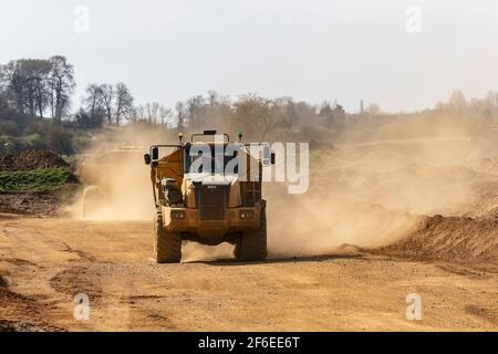 CAT 740B Knickarmwagen und Bell B40D Knickarmwagen arbeiten Bei Hanson aggregiert der neue Steinbruch entlang des Nene-Tals dazwischen Cogenhoe und Grendan Stockfoto