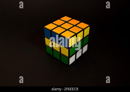 Avola, Italien - März 31st 2021: Nahaufnahme eines Rubik-Würfels auf schwarzem Hintergrund nicht gelöst. Rubik's Cube erfunden von einem ungarischen Architekten Erno Rub Stockfoto