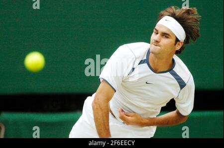 WIMBLEDON TENNIS CHAMPIONSHIPS 12TH TAGE HERREN FINALE RODGER FEDERER BEATS ANDY RODDICK 3/7/2005 BILD DAVID ASHDOWNWIMBLEDON TENNIS Stockfoto