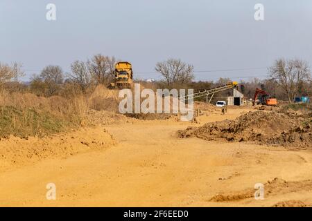 CAT 740B Knickarmwagen bei Hanson aggregiert neuen Steinbruch entlang des Nene Valley zwischen Cogenhoe und Grendan Northamptonshire, Engalnd, Großbritannien. Stockfoto