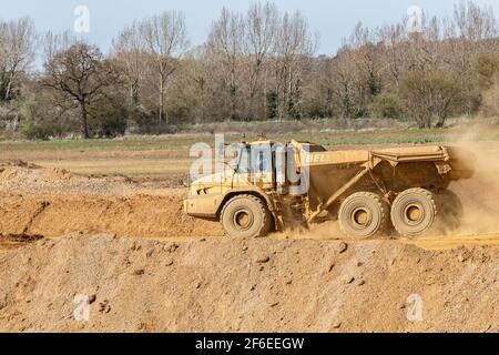 Bell B40D Knickarmwagen. Arbeiten bei Hanson aggregiert neuen Steinbruch entlang des Nene Valley zwischen Cogenhoe und Grendan Northamptonshire, Engalnd, Großbritannien. Stockfoto