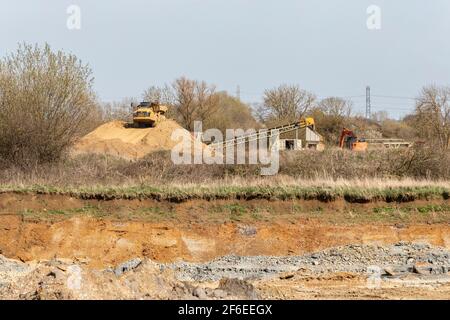 CAT 740B Knickarmwagen bei Hanson aggregiert neuen Steinbruch entlang des Nene Valley zwischen Cogenhoe und Grendan Northamptonshire, Engalnd, Großbritannien. Stockfoto