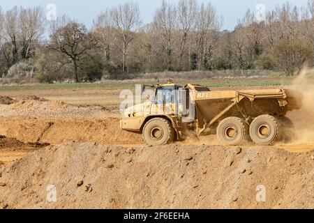 Bell B40D Knickarmwagen. Arbeiten bei Hanson aggregiert neuen Steinbruch entlang des Nene Valley zwischen Cogenhoe und Grendan Northamptonshire, Engalnd, Großbritannien. Stockfoto