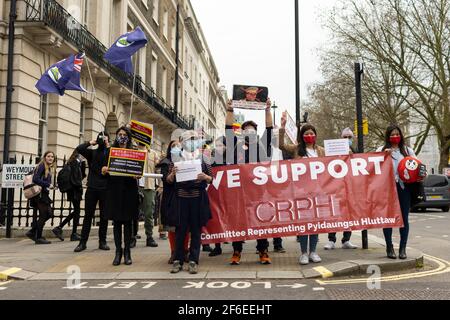 London, Großbritannien. März 2021, 31st. Protestierende mit Transparenten und Plakaten marschieren. Demonstranten versammelten sich auf dem Parliament Square - mit Gesichtsmasken und beobachteten eine soziale Distanzierung -, bevor sie zur chinesischen Botschaft marschierten, um Solidarität mit dem Volk von Myanmar gegen den Militärputsch und die staatlichen Tötungen von Zivilisten zu zeigen. Vor der Botschaft wurden Reden gehalten. Seit Beginn des Militärputsches am 1st. Februar wurden in Myanmar mehr als 520 Menschen von Sicherheitskräften getötet. Am vergangenen Samstag war der gewalttätigste Tag, an dem mehr als 100 Menschen getötet wurden. Kredit: Joshua Windsor/Alamy Live Nachrichten Stockfoto