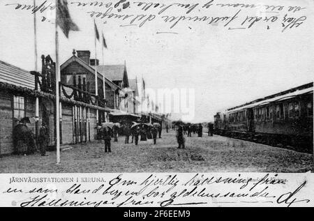Bahnhof in Kiruna. Das Bahnhofshaus in Holz wurde 1900 gebaut. Aufgrund eines Brandes wurde 1915 ein neues Stationshaus aus Backstein gebaut. An der Eisenbahnstrecke zwischen Gällivare und Kiruna. Stockfoto