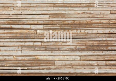 Wand aus Holzstämmen Hintergrund gefaltet Stockfoto