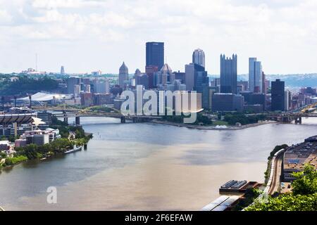 Landschaft oder Wasserlandschaft von Pittsburgh, die Stadt der Brücken an der Stelle mit der PGH PA Skyline im Hintergrund Stockfoto