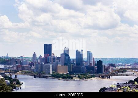 Landschaft oder Wasserlandschaft von Pittsburgh, die Stadt der Brücken an der Stelle mit der PGH PA Skyline im Hintergrund Stockfoto