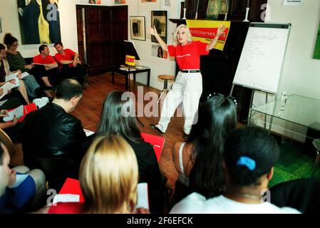 GINNY POLO SAYLES IN MID-FLOW WÄHREND IHRER KLASSE ÜBER "WIE MAN EINEN MILLIONÄR HEIRATEN", ORGANISIERT VON HOTCOURSES.COM. Stockfoto