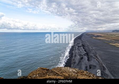 Dyrhólavegur, Island. Mai 2015. Der endlose schwarze Strand vom Aussichtspunkt Dyrhólaey in Südisland aus gesehen. Stockfoto