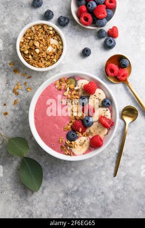 Farbenfrohe, gesunde Lebensmittel. Acai Green Smoothie Schüssel. Keto Frühstücksidee.Summer acai Smoothie Schalen mit Erdbeeren, Banane, Heidelbeeren, Kiwi Obst und Stockfoto