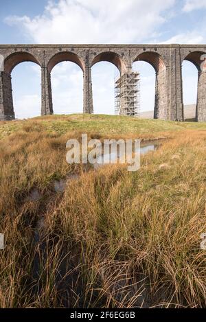 Reparaturen an ikonischem Ribblehead Viadukt Stockfoto