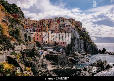 Klassische Ansicht von Manarola, Cinque Terre, Italien - Bunte Häuser in einer dramatischen Felsformation am Meer mit einem natürlichen Fischerhafen Stockfoto