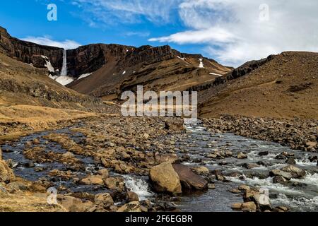 Hengifoss, Island. Mai 2015. Hengifoss, Wasserfall befindet sich im Fljotsdalur Tal, Austurland Region, Ostisland. Stockfoto