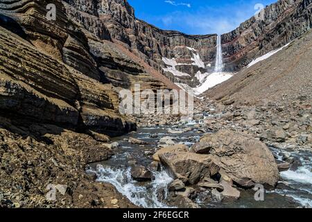 Hengifoss, Island. Mai 2015. Hengifoss, Wasserfall befindet sich im Fljotsdalur Tal, Austurland Region, Ostisland. Stockfoto