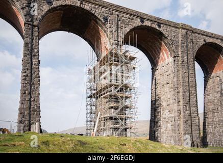 Reparaturen an ikonischem Ribblehead Viadukt Stockfoto